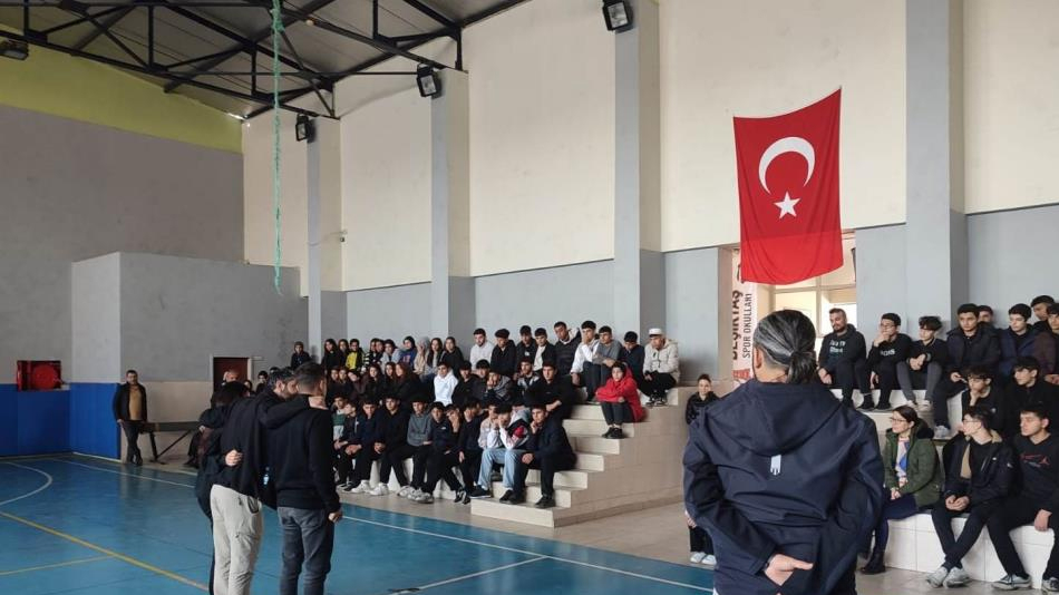 Gençler, terörizm ve güvenlik konusunda bilgilendiriliyor