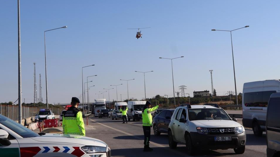 Jandarmanın havadaki gözü 'cayrokopter' ile otoyolda denetim