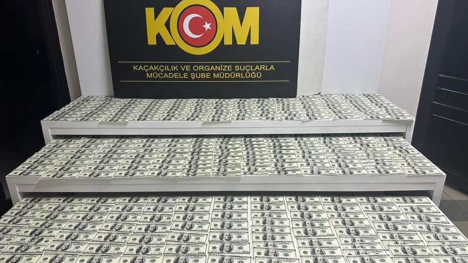 Matbaa kurup dolar basan şebeke çökertildi: 7 milyon 99 bin sahte dolar ele geçirildi