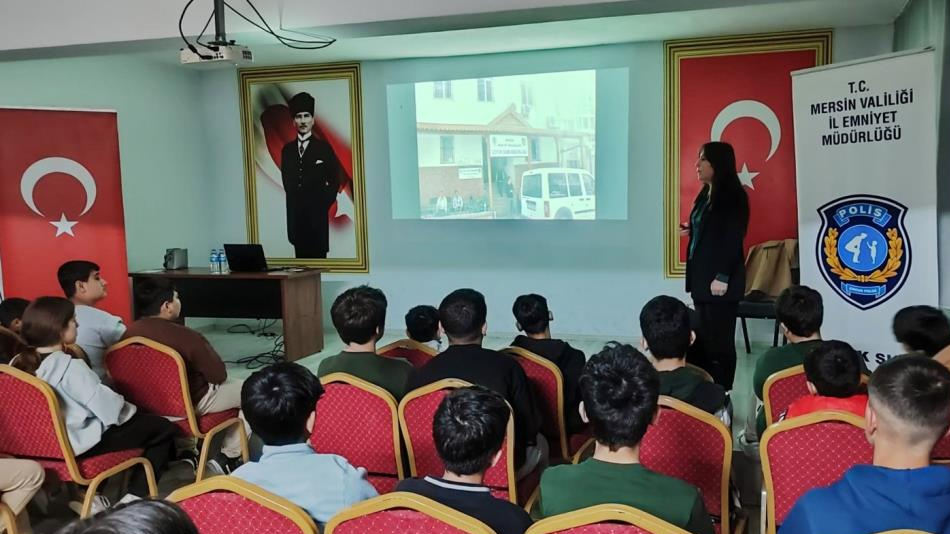 Mersin polisi çocukları bilgilendiriyor