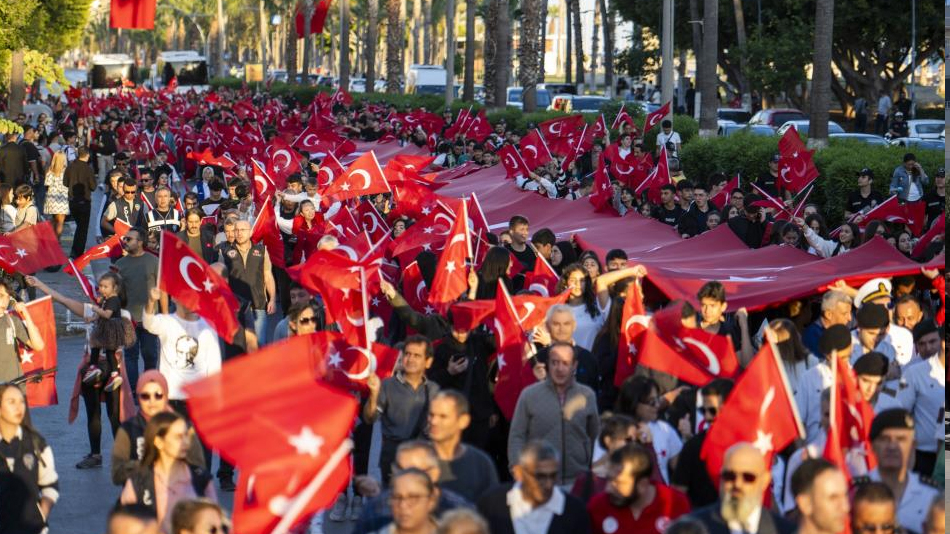 Mersin'de 101 metre uzunluğunda Türk bayrağıyla yürüyüş yapıldı