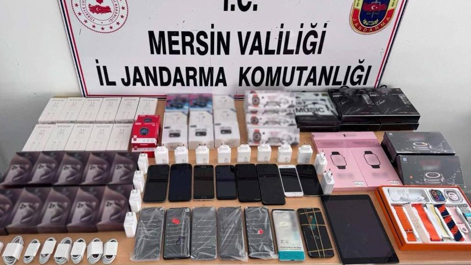 Mersin'de 15 gümrük kaçağı cep telefonu ele geçirildi