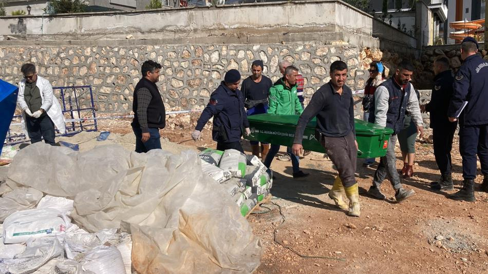 Mersin'de 8. kattan düşen işçi hayatını kaybetti