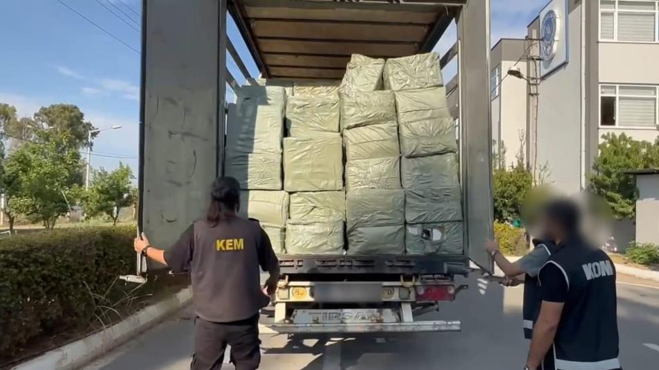 Mersin'de Çin'den Suriye'ye giden 65 milyon lira değerinde 15 ton kaçak sigara kağıdı ele geçirildi