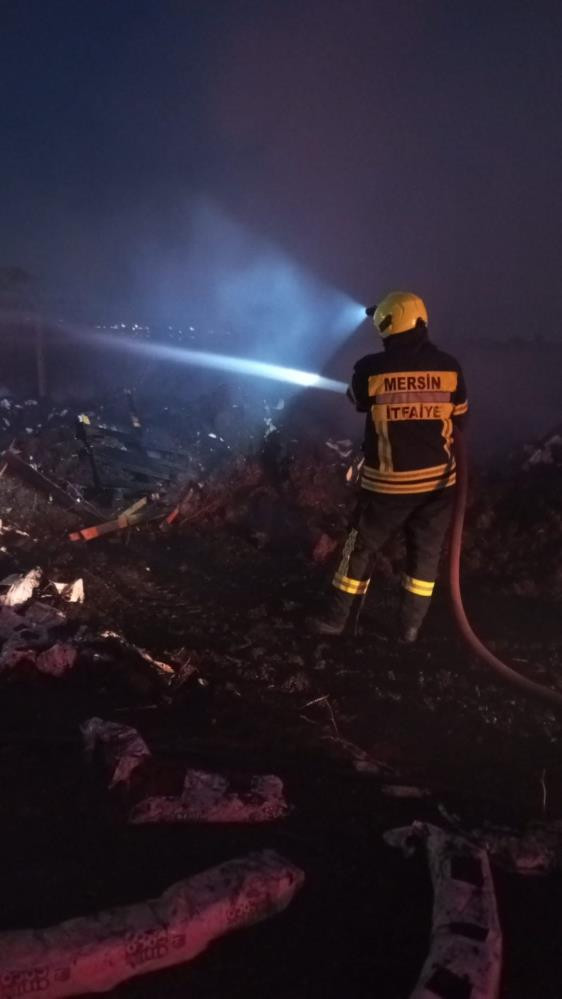 Mersin'de domates serasında korkutan yangın