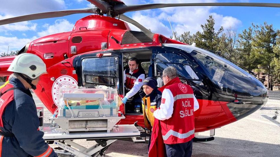 Mersin'de erken dünyaya gelen 'ikiz bebekler' helikopter ambulansla nakledildi