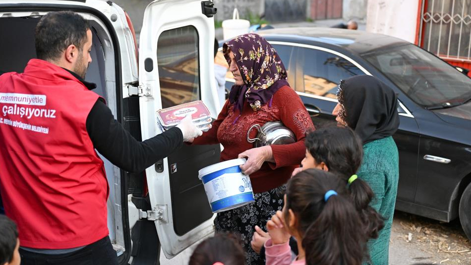 Mersin'de iftar yemekleri, ihtiyaç sahiplerinin sofralarına ulaşıyor