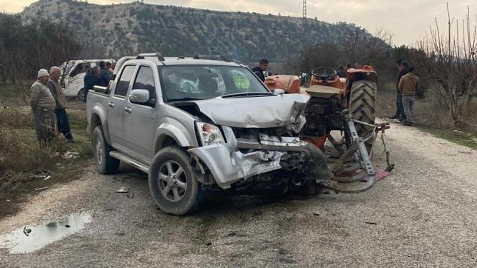 Mersin'de kamyonet traktöre arkadan çarptı: 4 yaralı