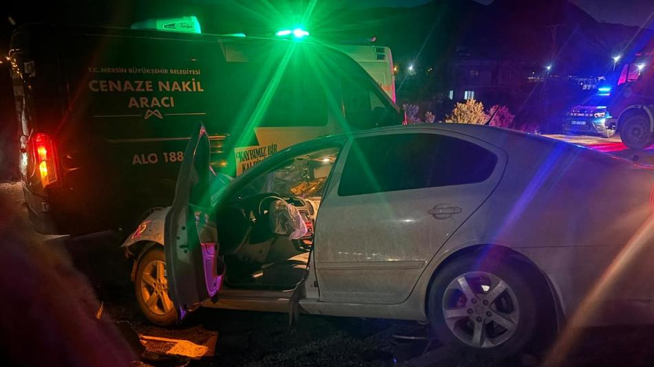 Mersin'de karşı şeride geçen tır iki araca çarptı: 1 ölü, 4 yaralı