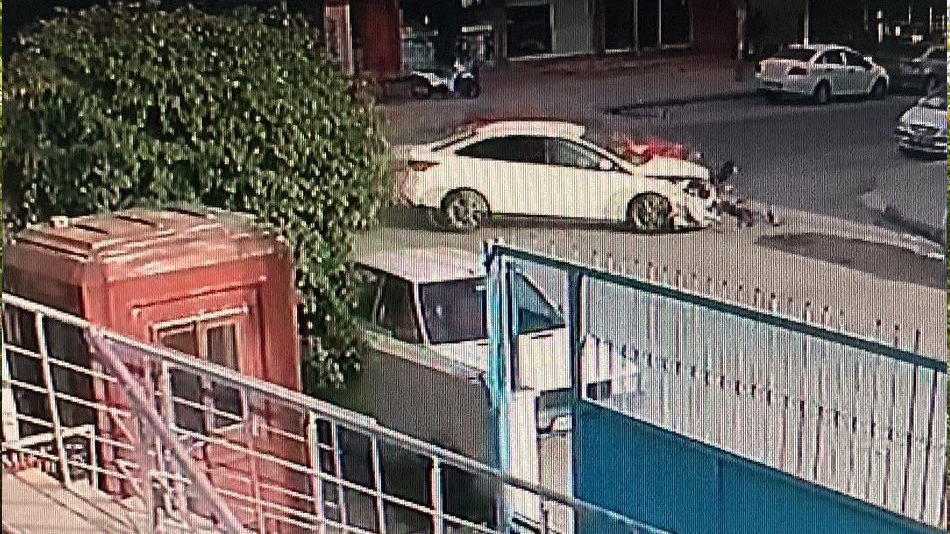 Mersin'de kaza anı kamerada: Otomobiller çarpıştı, 2 sürücü yaralandı