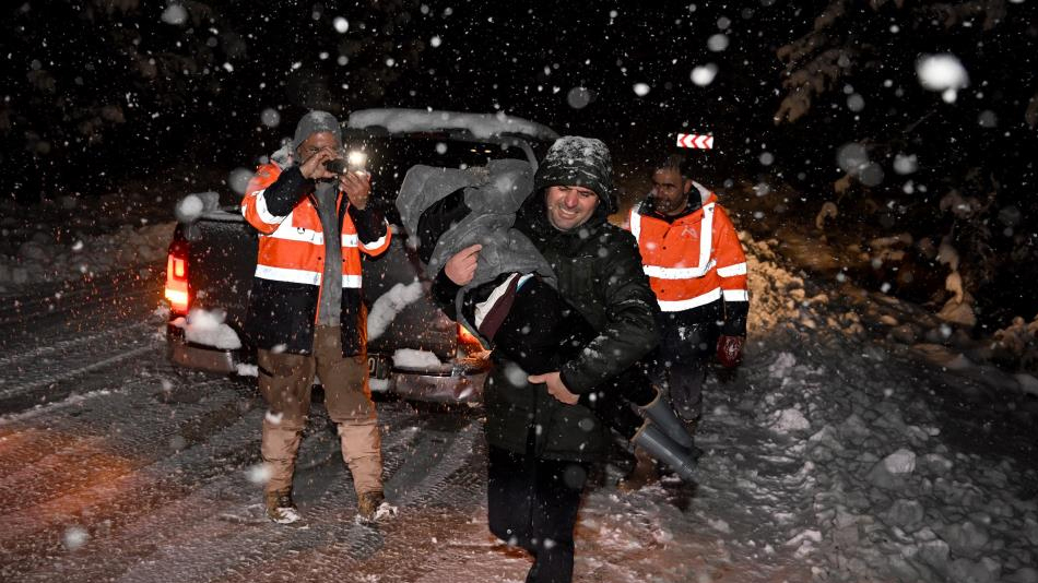 Mersin'de mahsur kalanların imdadına karla mücadele ekipleri yetişti