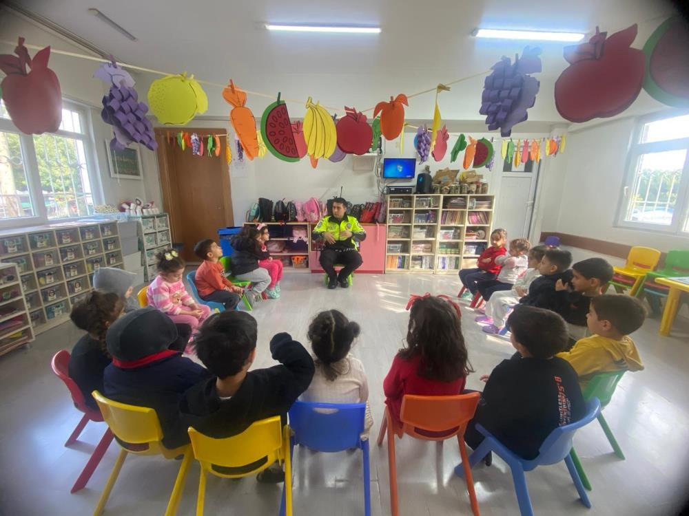 Mersin'de öğrenciler 'trafik güvenliği' konusunda bilgilendiriliyor