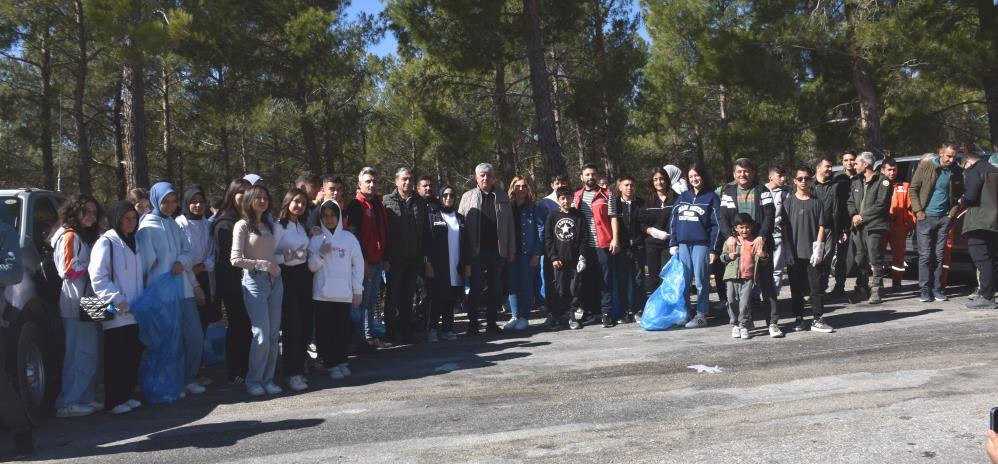 Mersin'de öğrencilerden orman temizliği