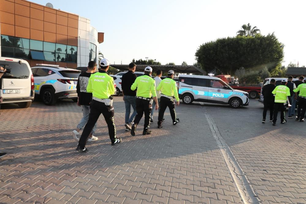 Mersin'de otobanda düğün eğlencesi kötü bitti