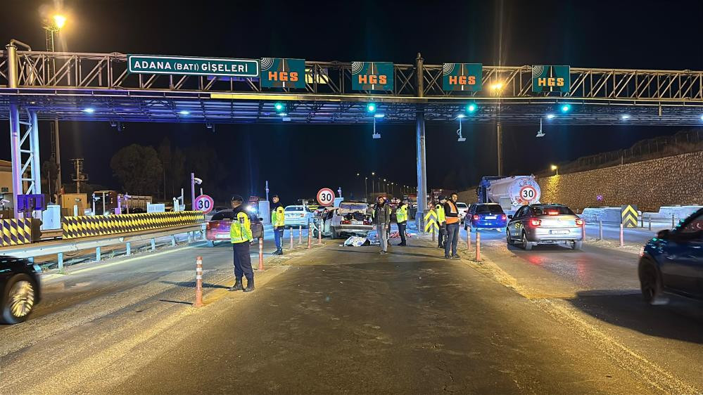 Mersin'de otomobil otoyol gişelerinde beton bariyerlere çarptı: 2 ölü, 5 yaralı