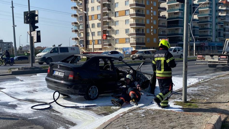 Mersin'de otomobil yangını