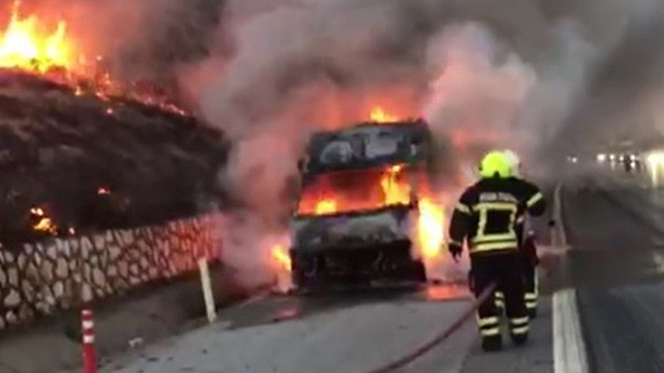 Mersin'de servis aracı otoyolda yandı, yangın çalılara sıçradı