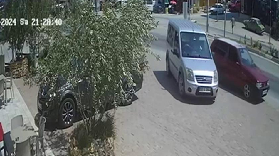 Mersin'de sürücüsüz otomobil geri gitmeye başladı, bir vatandaş faciayı önledi