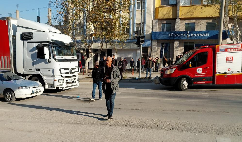 Mersin'de tırın çarptığı yaya hayatını kaybetti