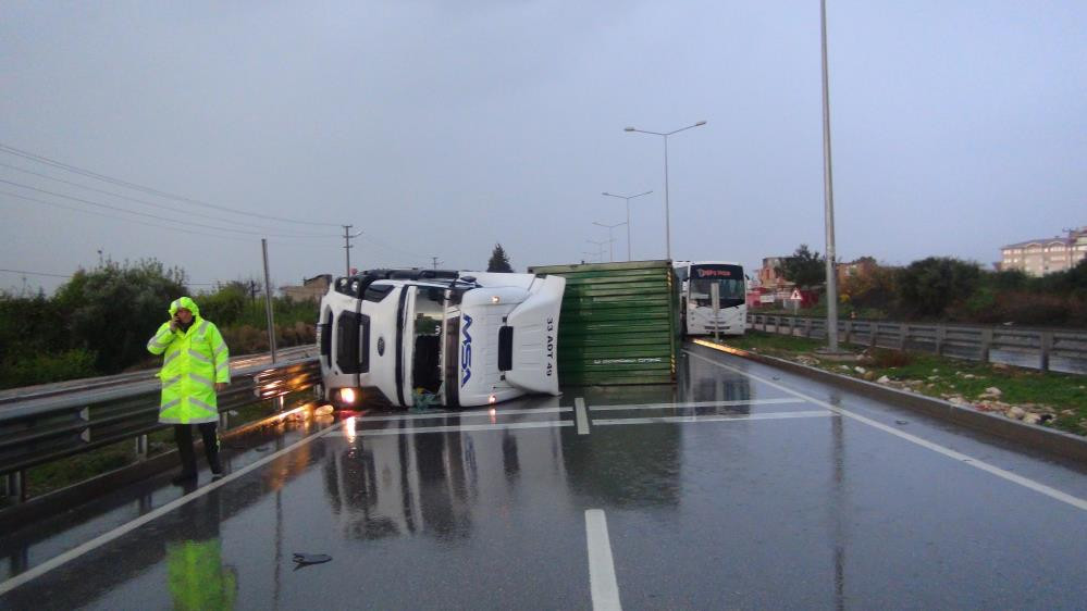 Mersin’de yağış nedeniyle kontrolden çıkan tır bariyere çarpıp devrildi