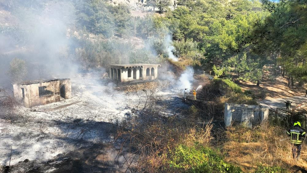 Mersin'in Anamur ilçesinde çıkan yangın kontrol altına alındı