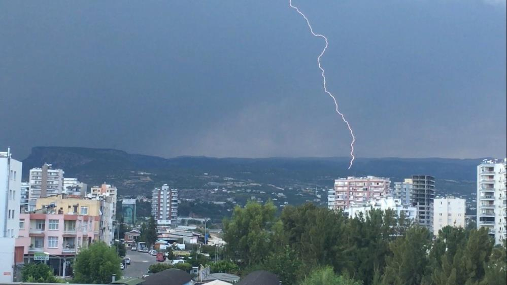  Mersin'in yüksek kesimlerinde yağmur, sahilde yıldırımlar etkili oldu