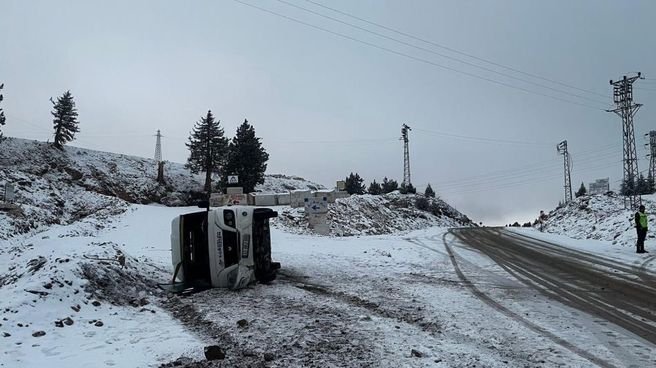 Okul servisi karlı yolda devrildi, öğrenciler korku dolu anlar yaşadı