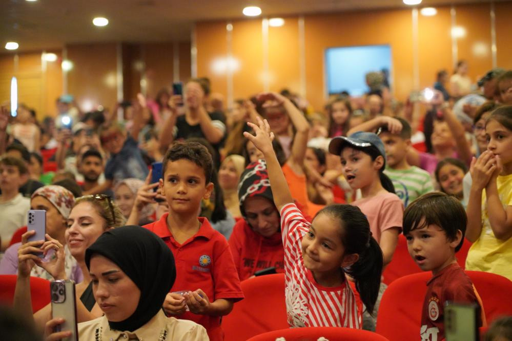  Otobüsle taşınan yüzlerce çocuk ilk kez tiyatro ve eğlenceye ortak oldu