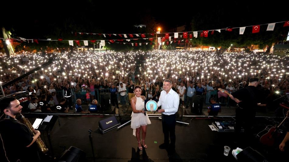 Silifke Festivalinde Melek Mosso rüzgarı esti