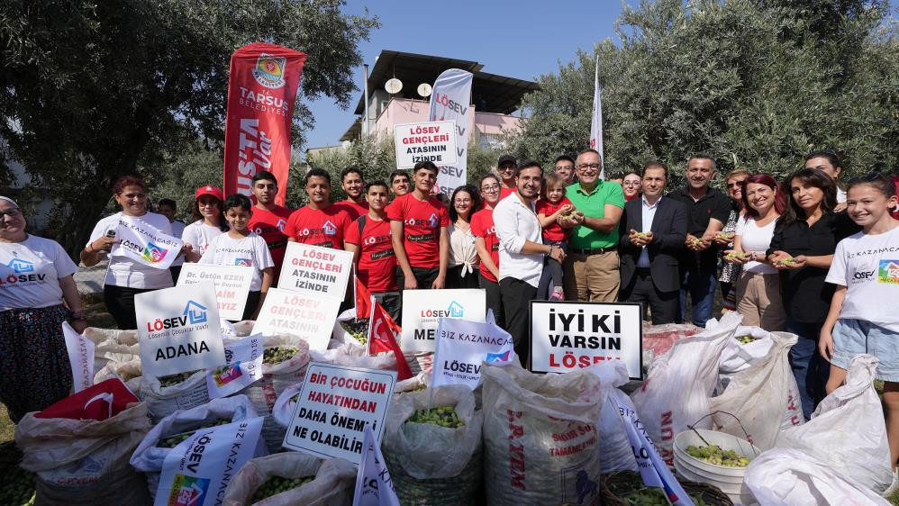 Tarsus'ta lösemili çocuklar için zeytin hasadı yapıldı