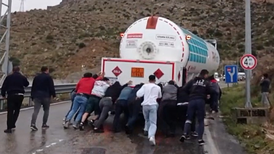  Yolu kapatan tankeri vatandaşlar elbirliğiyle iterek çekti